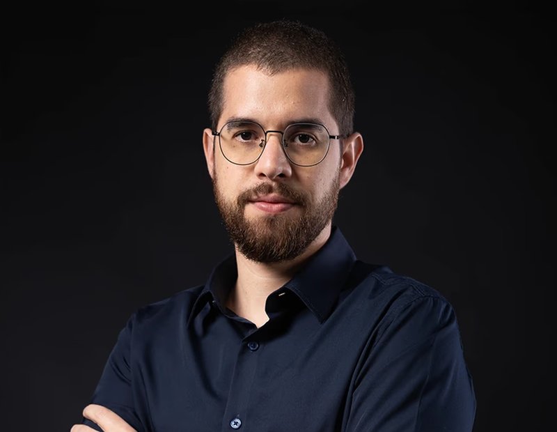 Alexandre Garcia, PM e AI Developer, de braços cruzados